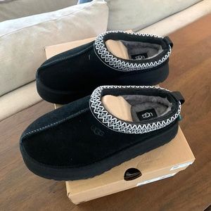 UGG Women’s Tazz Suede Slippers - Black